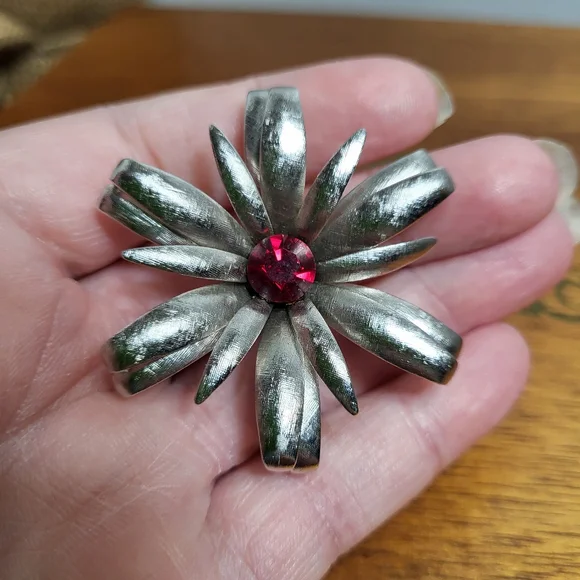 Vintage Silver Tone Daisy with Red Rhinestone Centre Brooch - Picture 4 of 9
